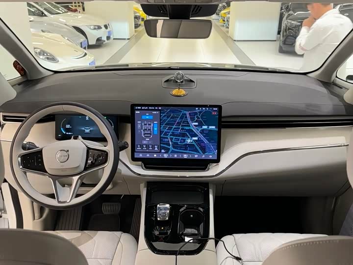 Фото 5 - Volvo EM90