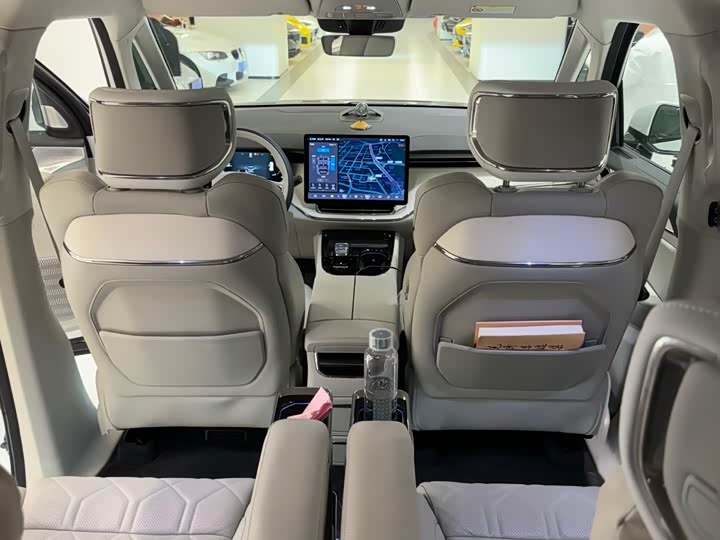 Фото 6 - Volvo EM90