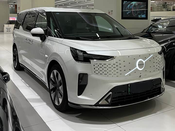 Фото 8 - Volvo EM90