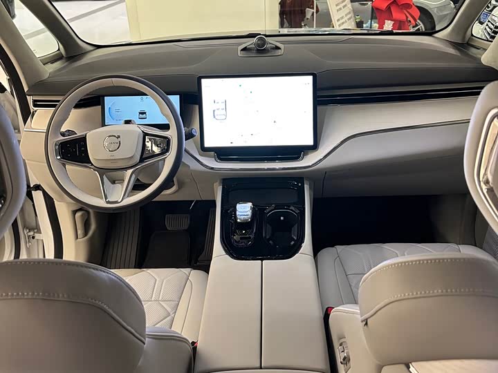 Фото 9 - Volvo EM90