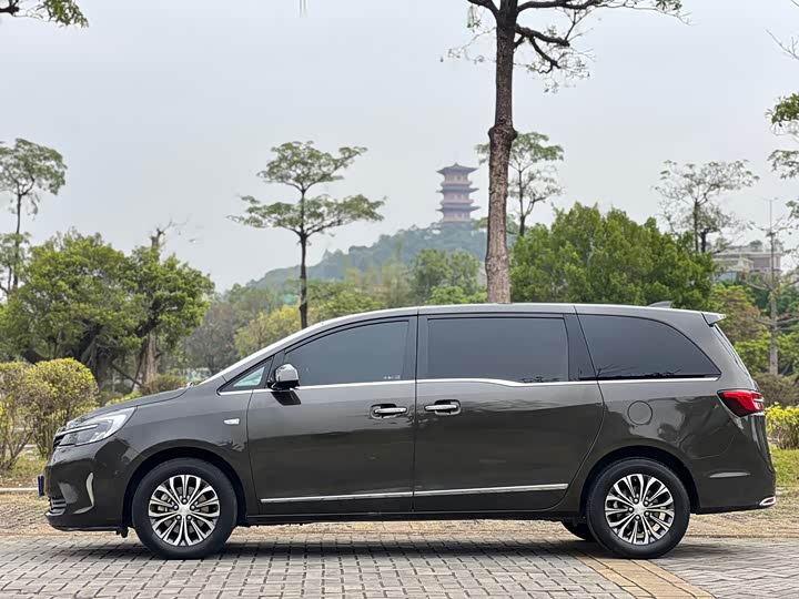 Photo 4 - Buick GL8 ES