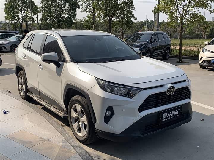 Фото 3 - Toyota RAV4