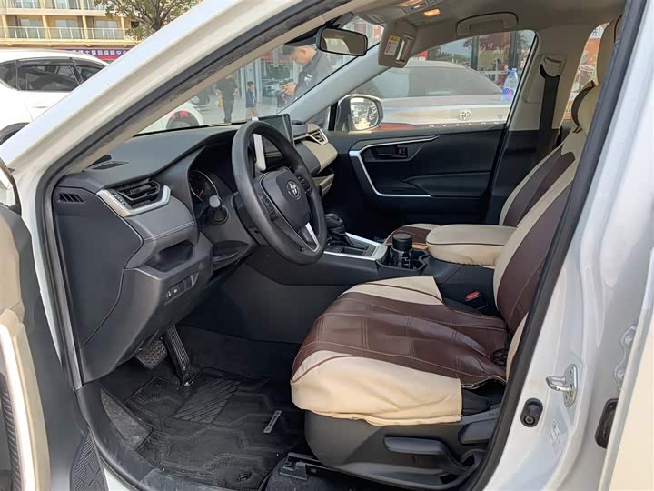 Фото 4 - Toyota RAV4