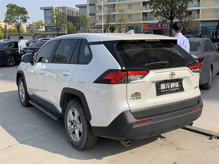 Фото 7 - Toyota RAV4