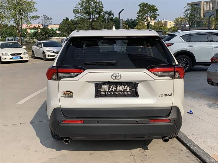 Фото 8 - Toyota RAV4