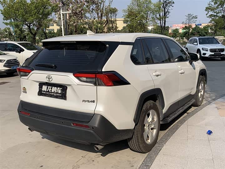 Фото 9 - Toyota RAV4