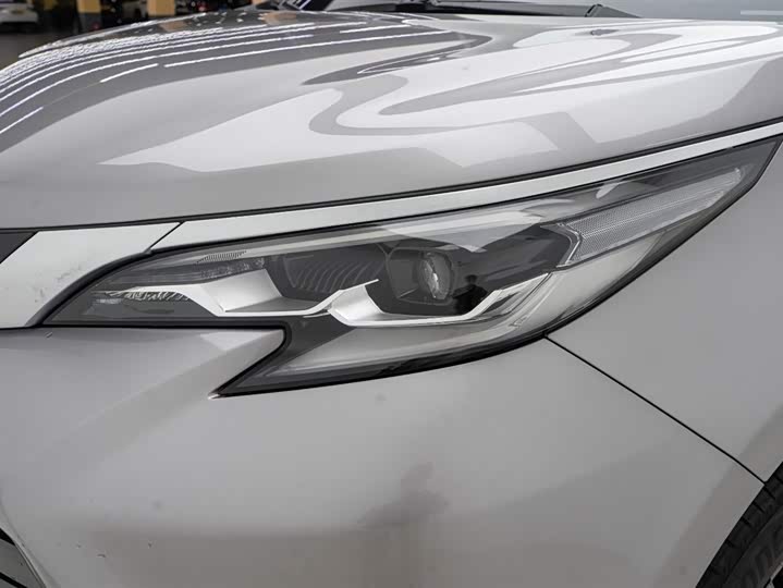 Фото 9 - Toyota Sienna