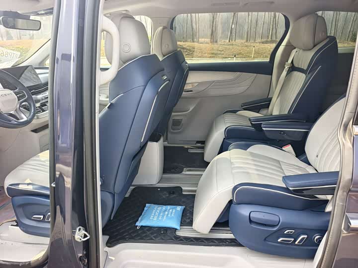 Фото 6 - Roewe iMax 8