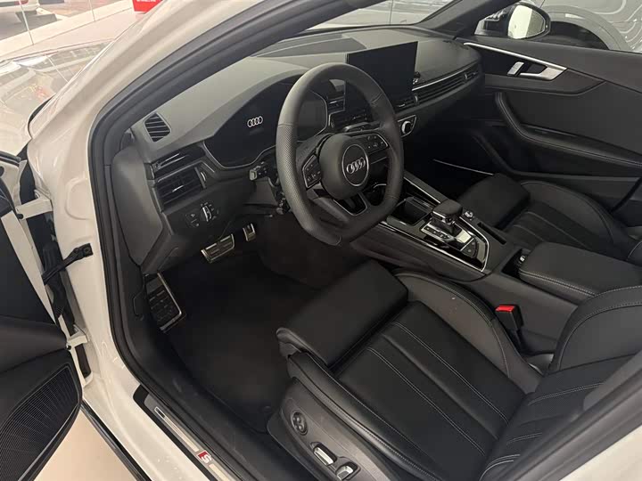 Фото 5 - Audi A4L
