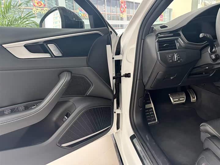 Фото 6 - Audi A4L