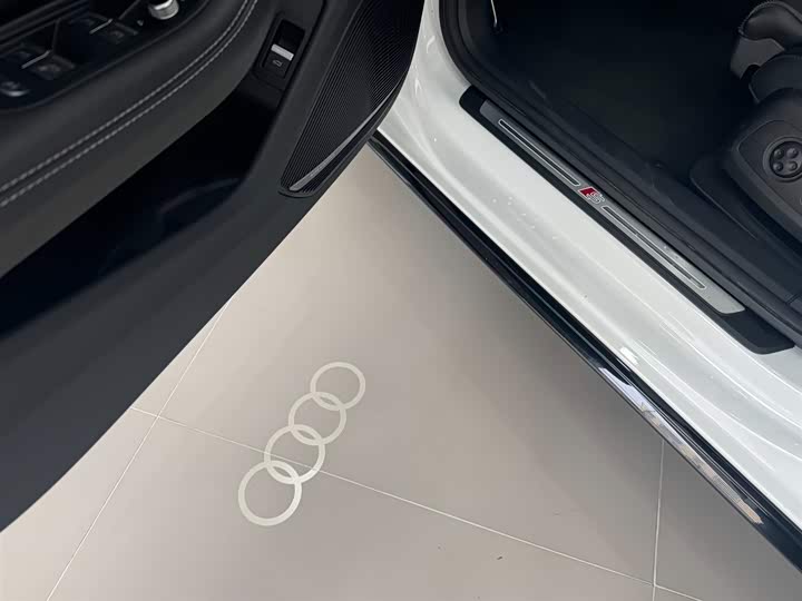 Фото 8 - Audi A4L