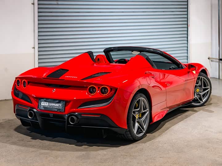 Photo 2 - Ferrari F8