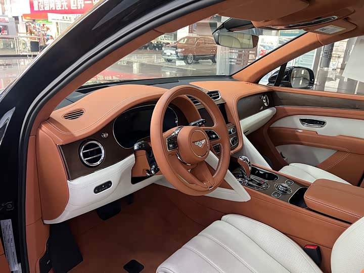 Фото 10 - Bentley Bentayga