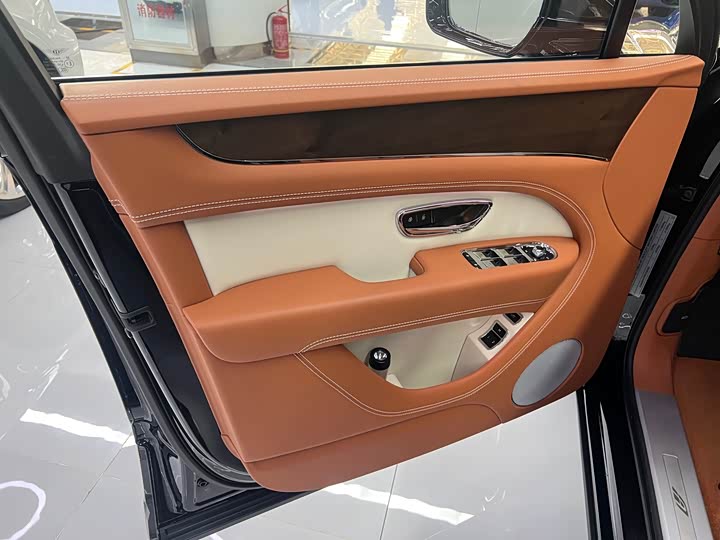 Фото 14 - Bentley Bentayga