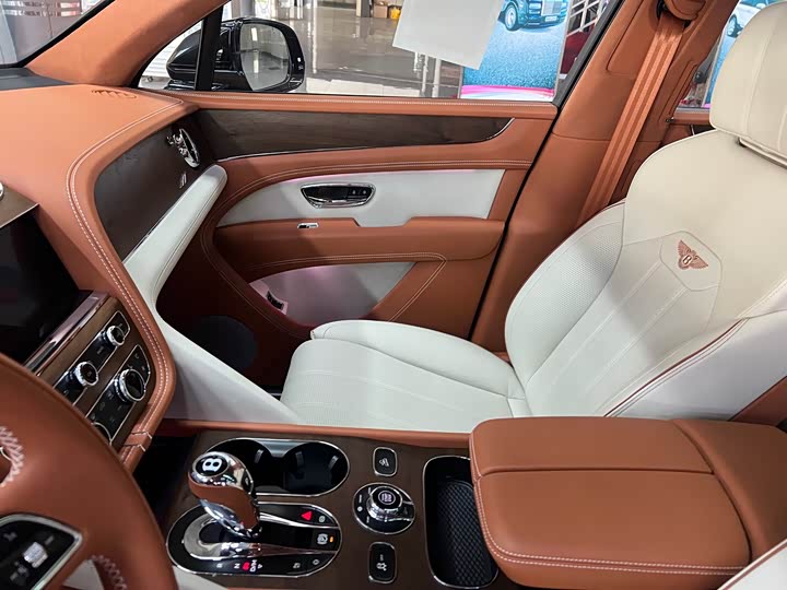 Фото 15 - Bentley Bentayga