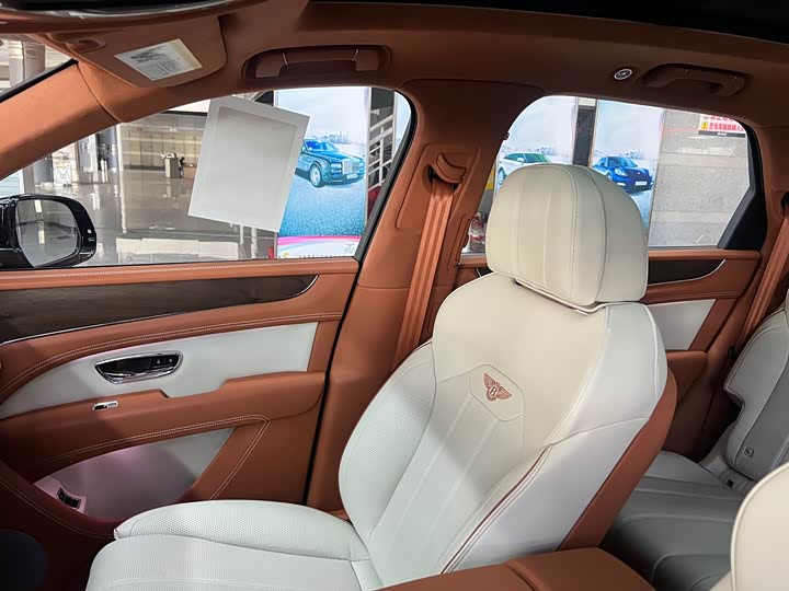 Фото 16 - Bentley Bentayga