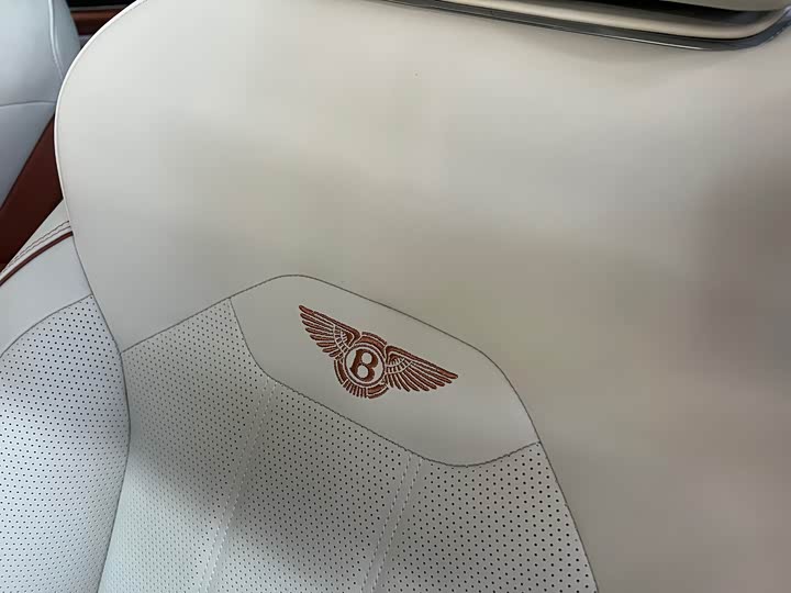 Фото 19 - Bentley Bentayga