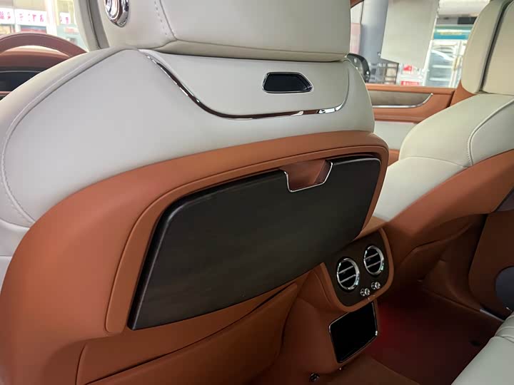 Фото 21 - Bentley Bentayga