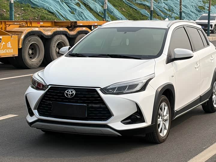 Фото 1 - Toyota Yaris L Hatchback