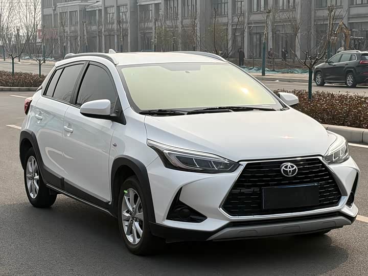 Фото 3 - Toyota Yaris L Hatchback