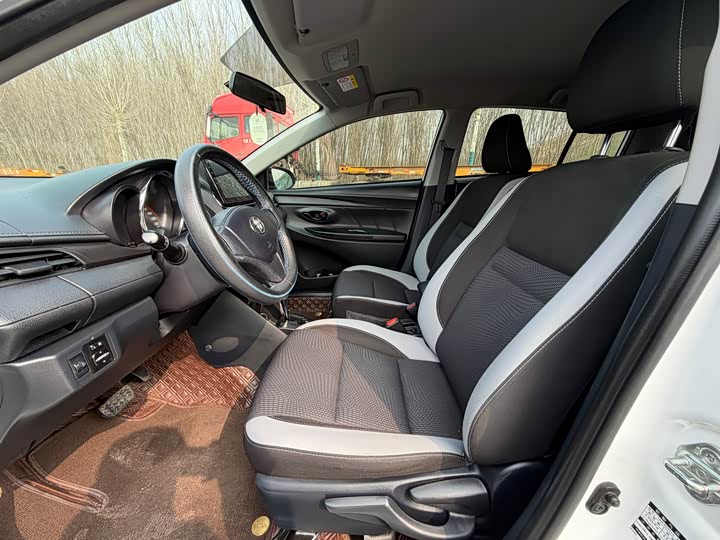 Фото 4 - Toyota Yaris L Hatchback