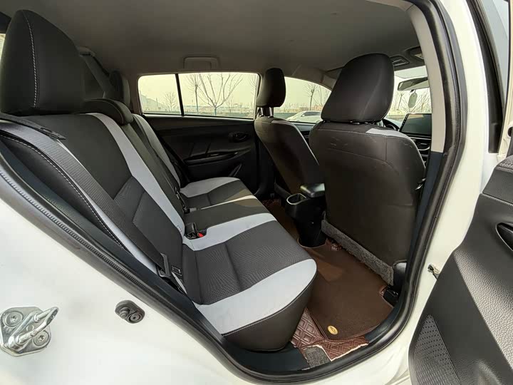 Фото 5 - Toyota Yaris L Hatchback