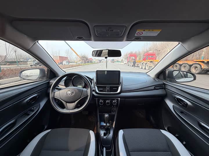 Фото 6 - Toyota Yaris L Hatchback