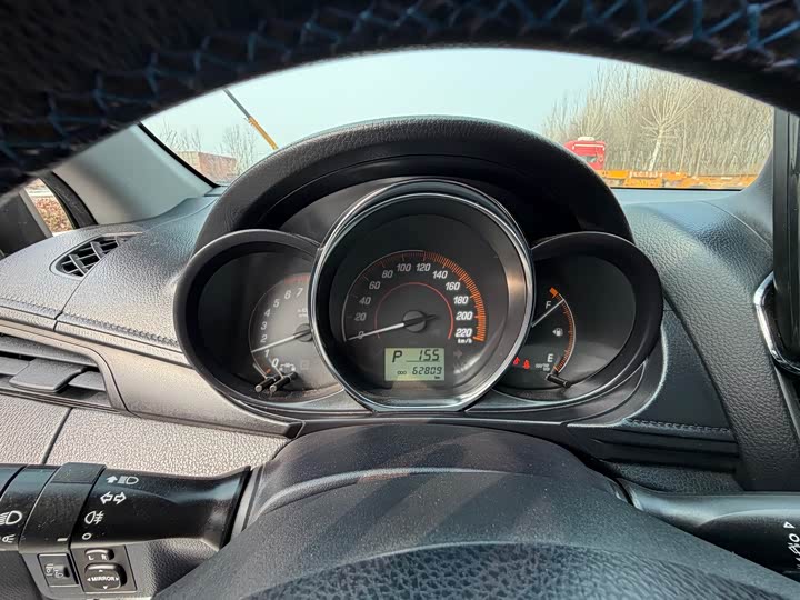 Фото 7 - Toyota Yaris L Hatchback