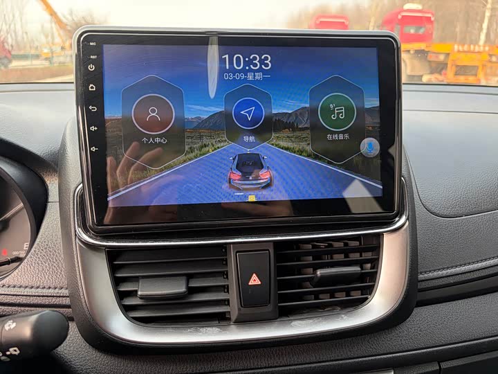 Фото 8 - Toyota Yaris L Hatchback