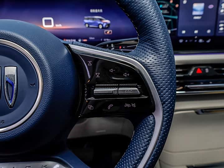 Photo 7 - Buick GL8 Century