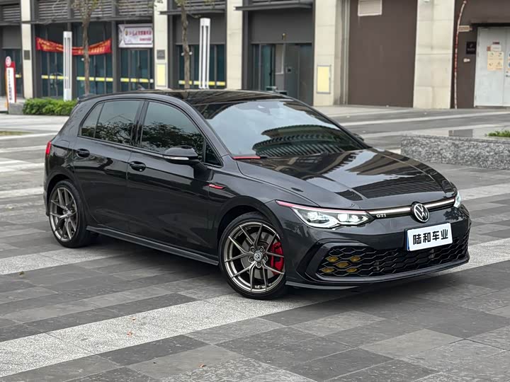 Фото 3 - Volkswagen Golf GTI