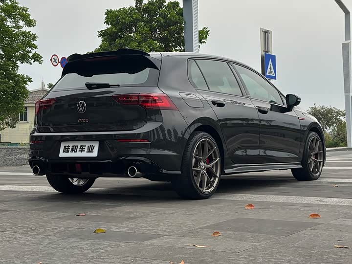 Фото 6 - Volkswagen Golf GTI