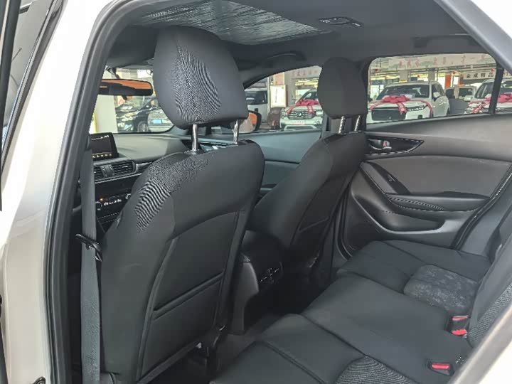 Photo 8 - Mazda CX-4