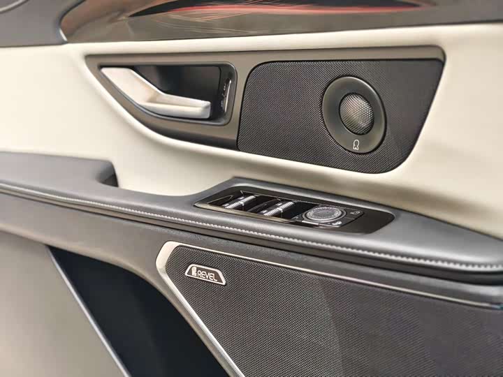 Photo 7 - Lincoln Nautilus