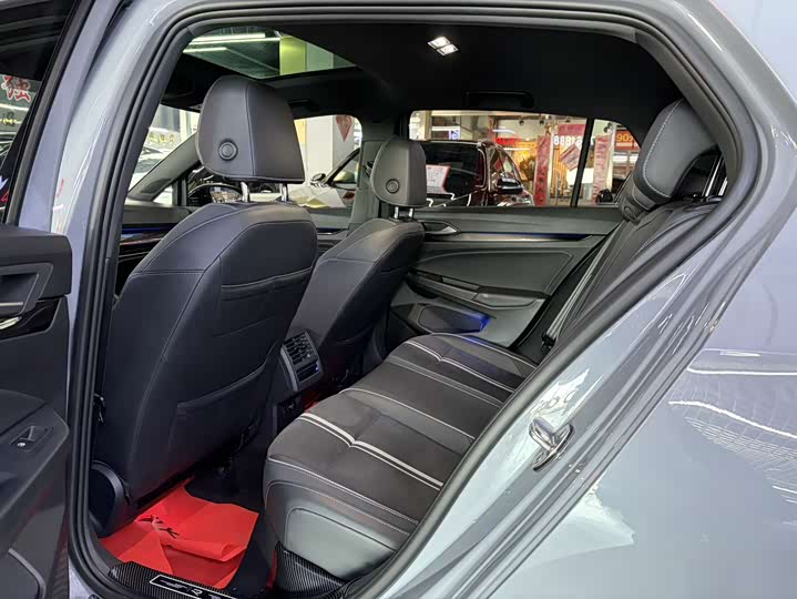 Фото 8 - Volkswagen Golf