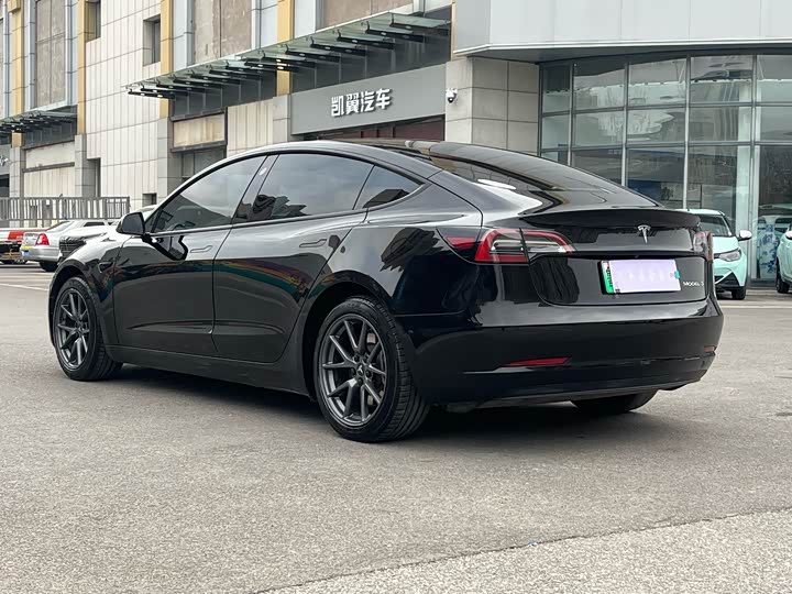 Фото 4 - Tesla Model 3