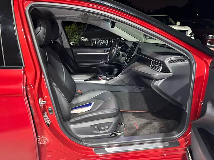 Фото 8 - Toyota Camry