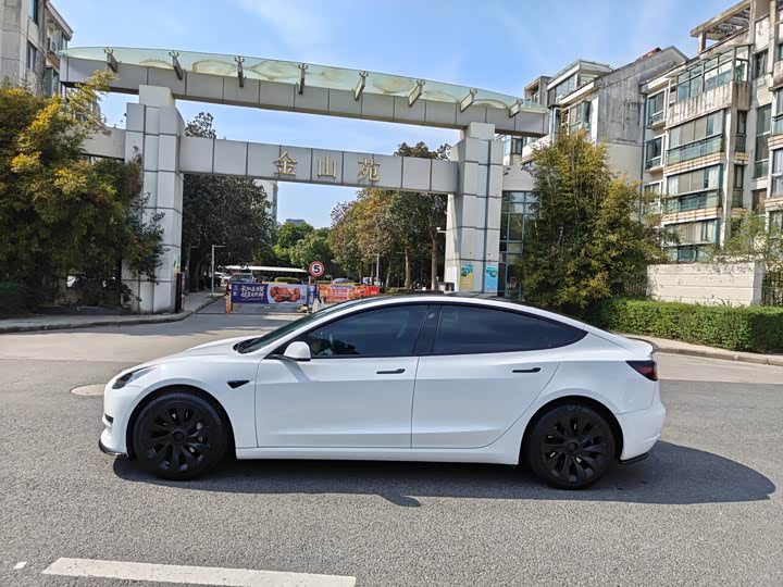 Фото 3 - Tesla Model 3