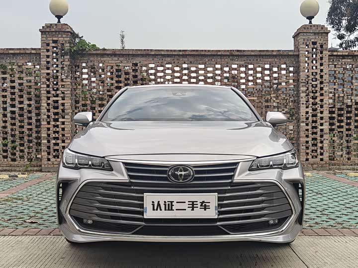 Photo 2 - Toyota Avalon