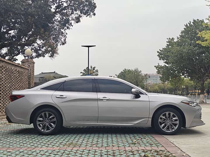 Photo 4 - Toyota Avalon