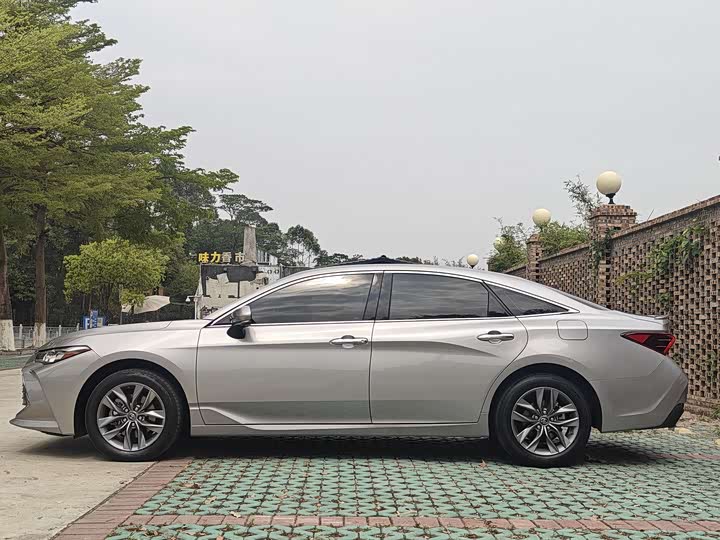 Photo 5 - Toyota Avalon