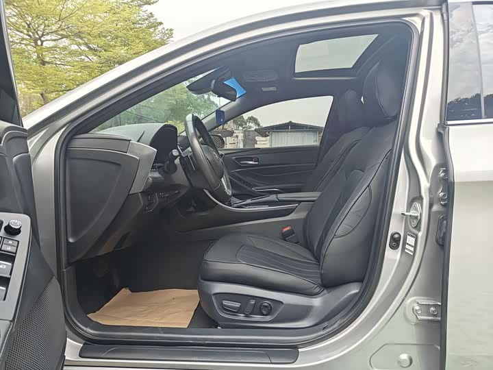 Photo 6 - Toyota Avalon