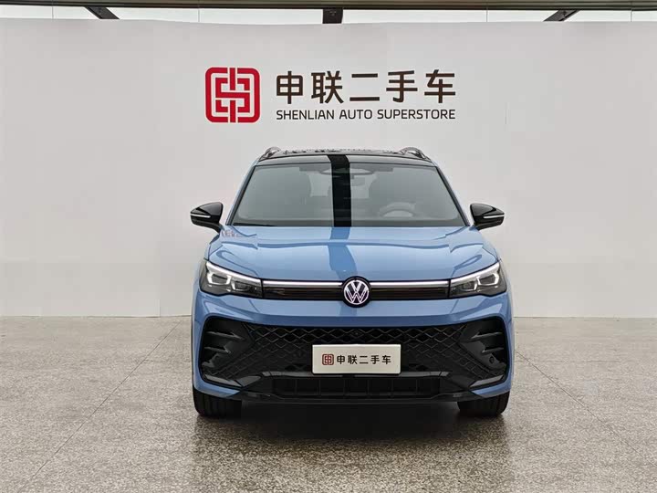 Photo 2 - Volkswagen Tiguan L Pro