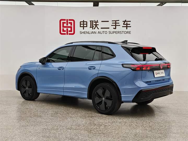 Photo 4 - Volkswagen Tiguan L Pro