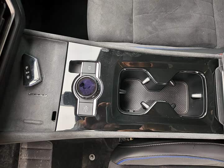 Photo 8 - Volkswagen Tiguan L Pro