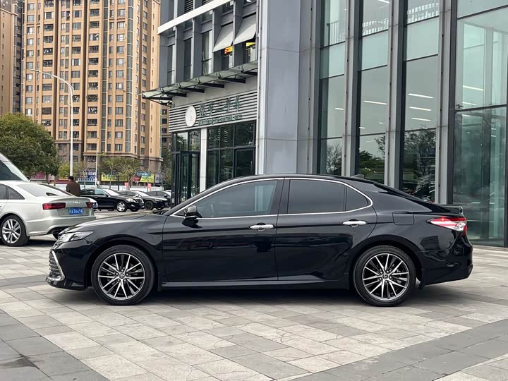 Фото 3 - Toyota Camry