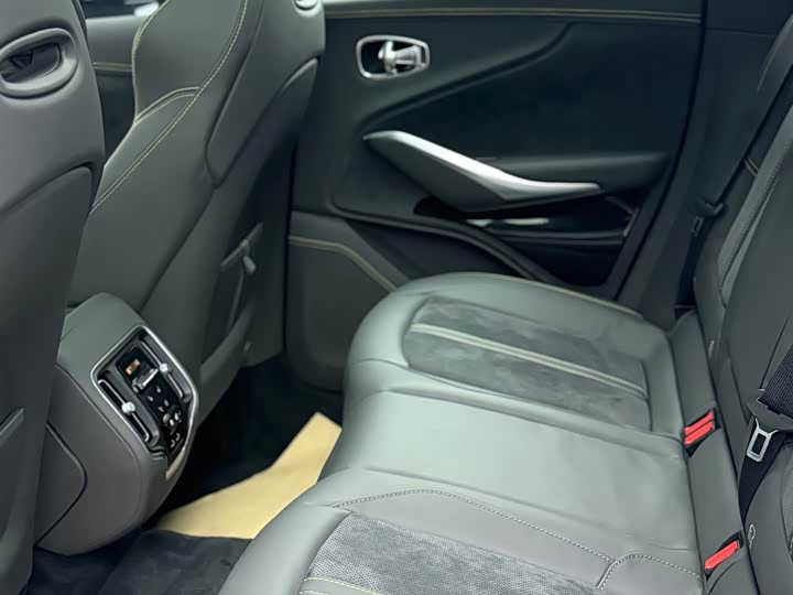 Фото 7 - Aston Martin DBX