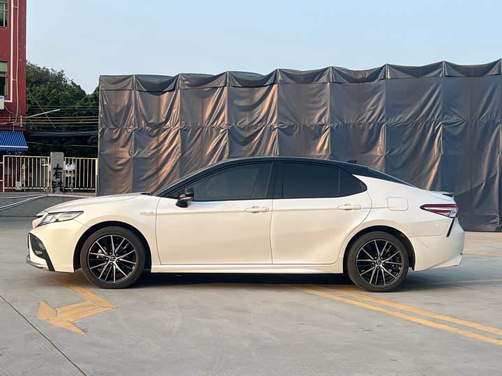 Photo 2 - Toyota Camry