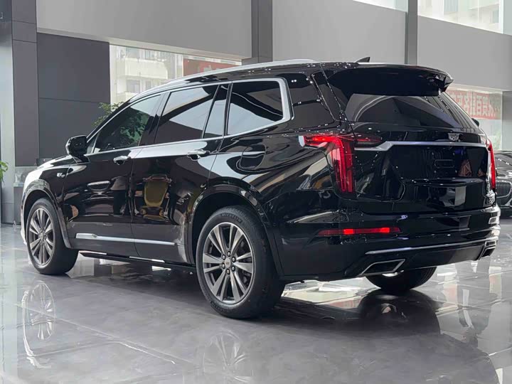 Фото 9 - Cadillac XT6