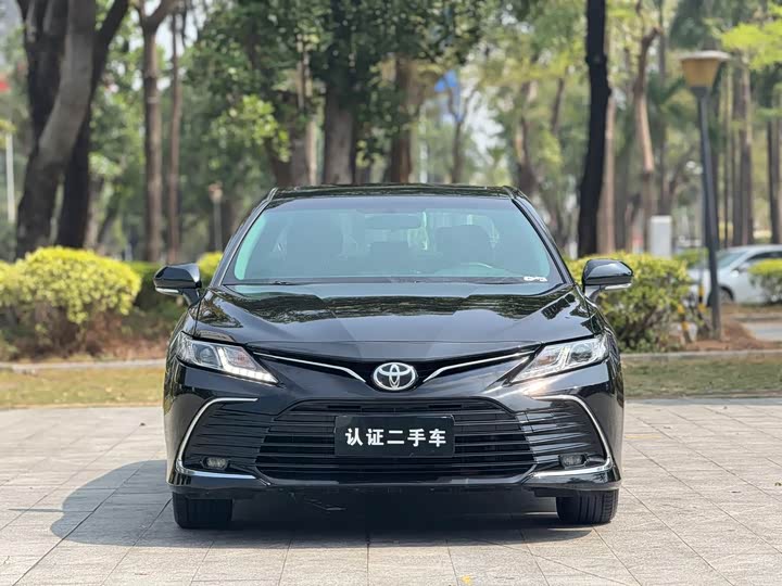 Фото 2 - Toyota Camry